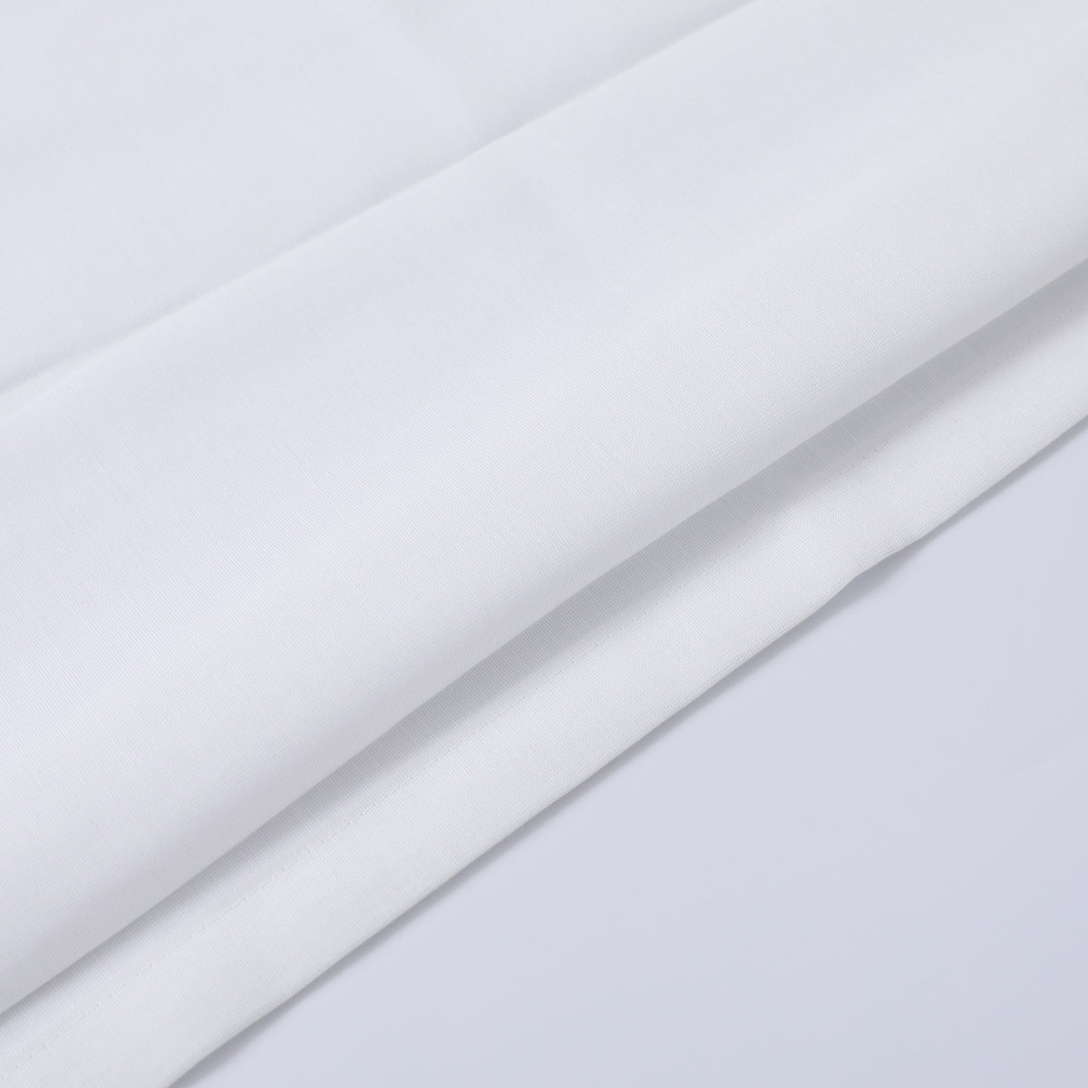 DL9530 is a flame-retardant, privacy-blocking, UV-cut, mirror lace curtain with a soft texture.