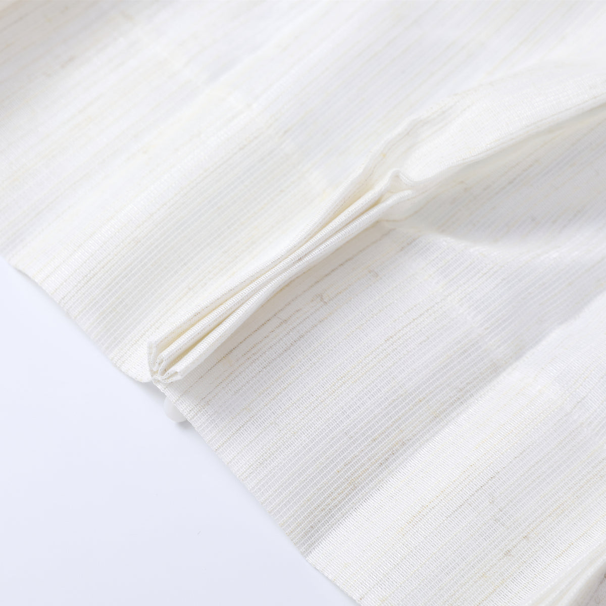 DL9530 is a flame-retardant, privacy-blocking, UV-cut, mirror lace curtain with a soft texture.