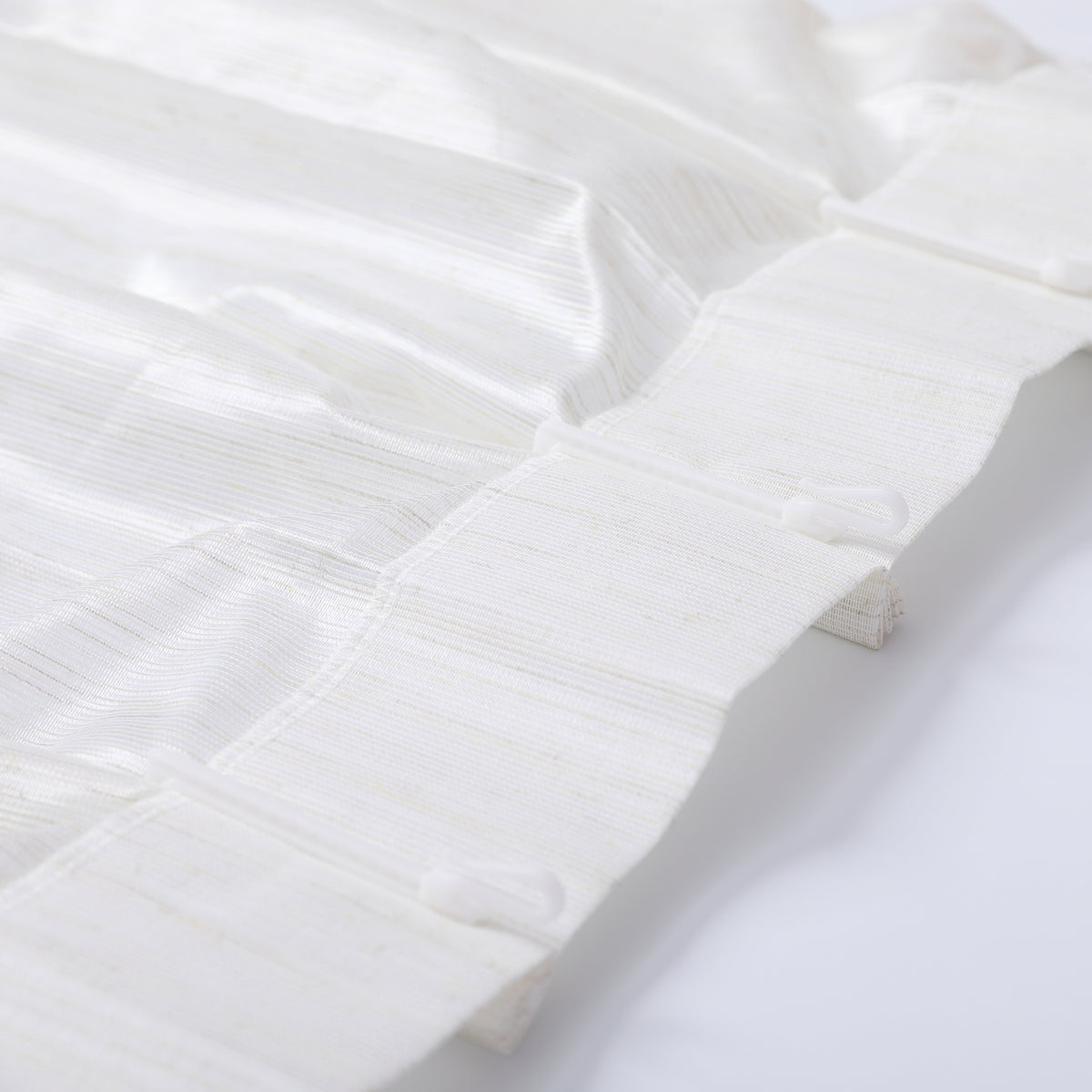 DL9530 is a flame-retardant, privacy-blocking, UV-cut, mirror lace curtain with a soft texture.