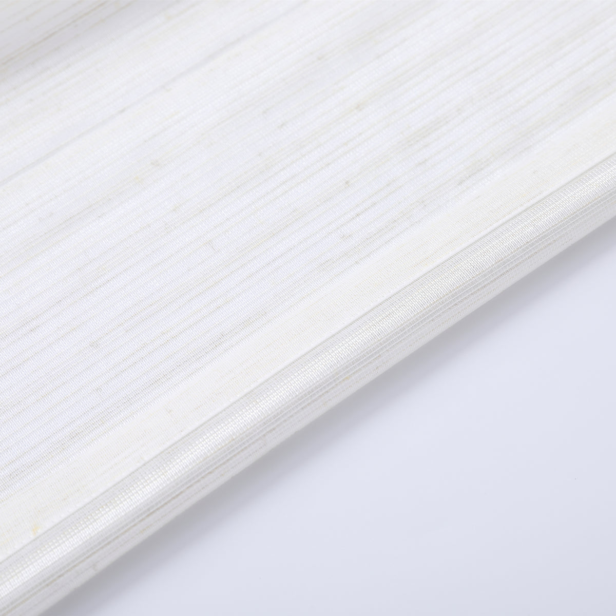 DL9530 is a flame-retardant, privacy-blocking, UV-cut, mirror lace curtain with a soft texture.