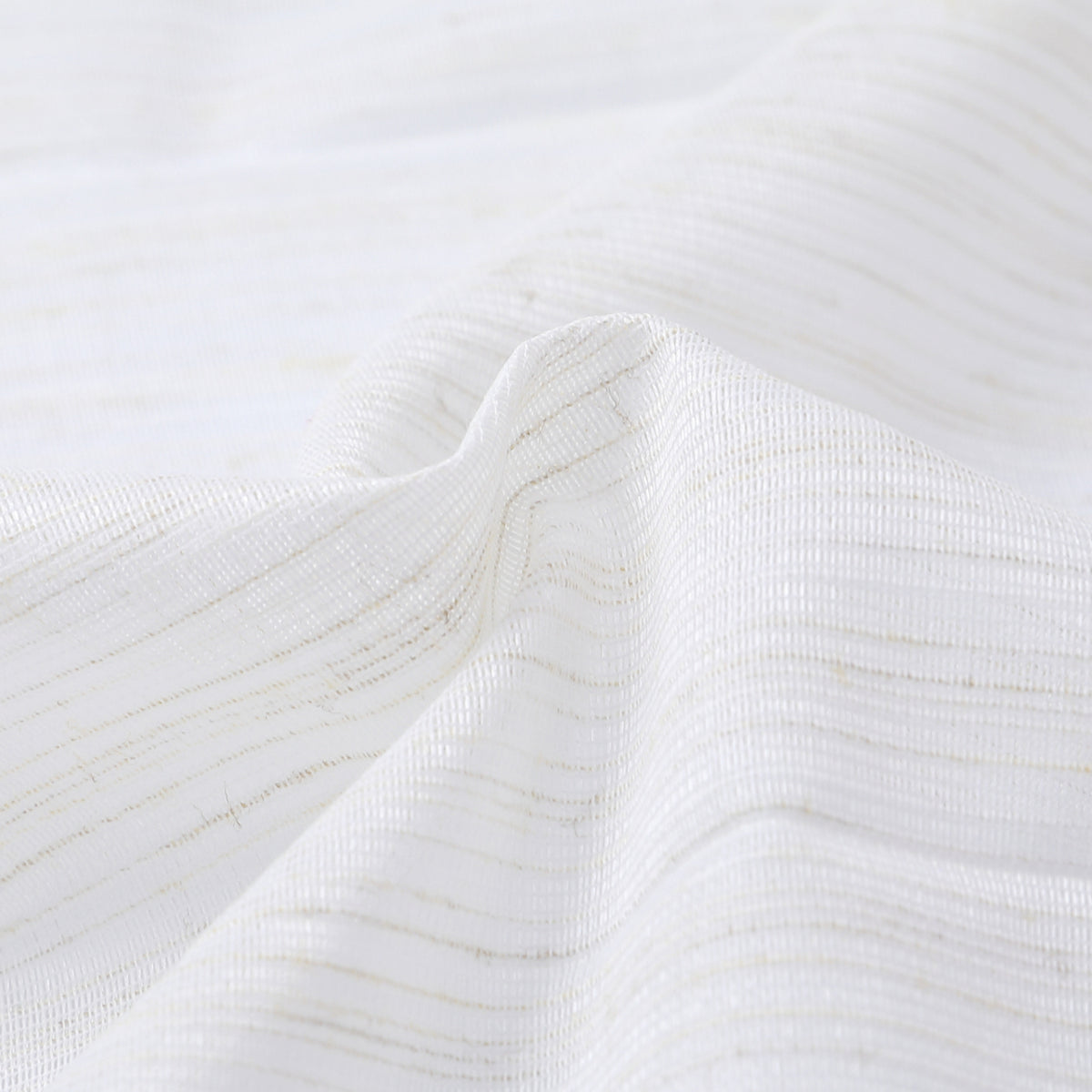 DL9530 is a flame-retardant, privacy-blocking, UV-cut, mirror lace curtain with a soft texture.