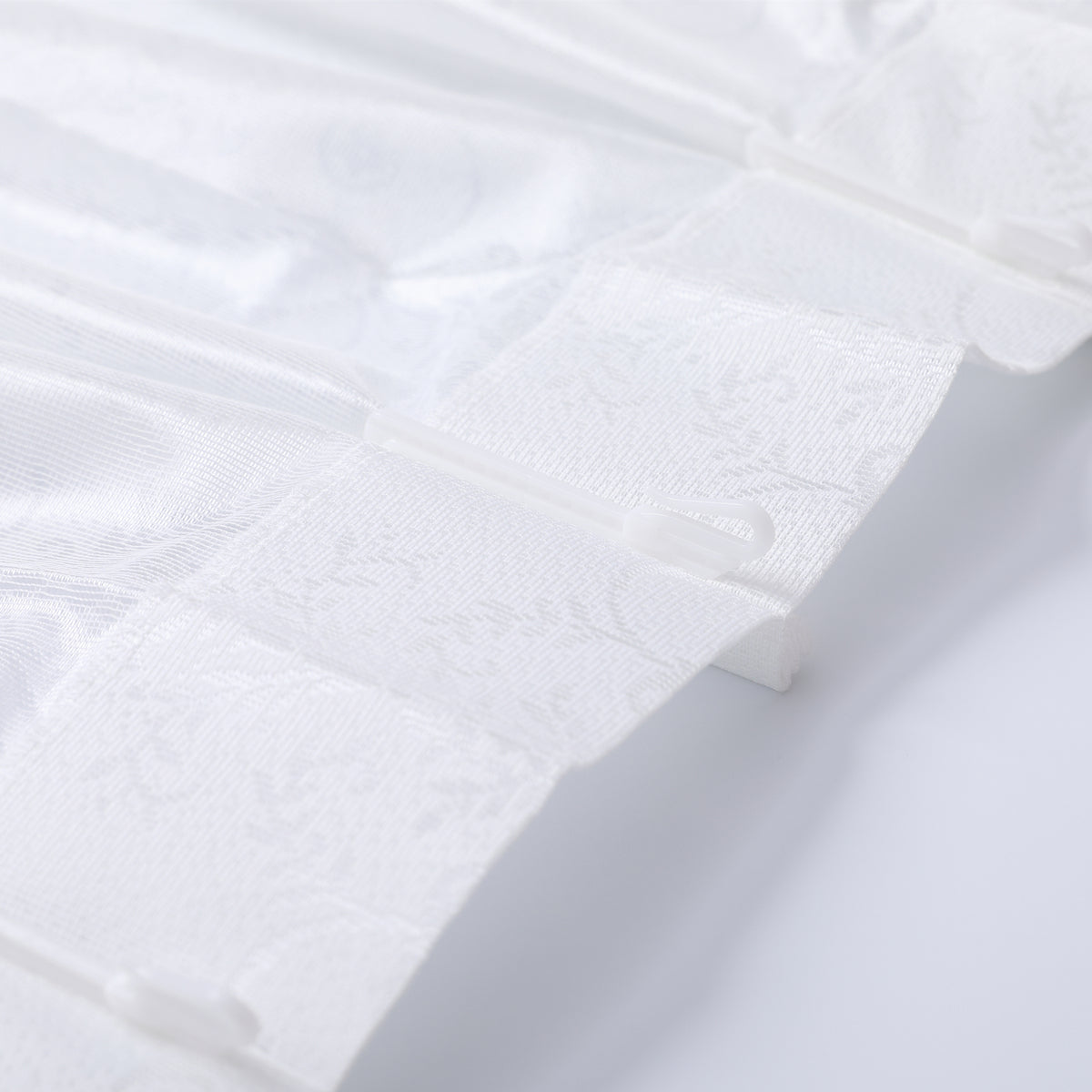 DL9530 is a flame-retardant, privacy-blocking, UV-cut, mirror lace curtain with a soft texture.