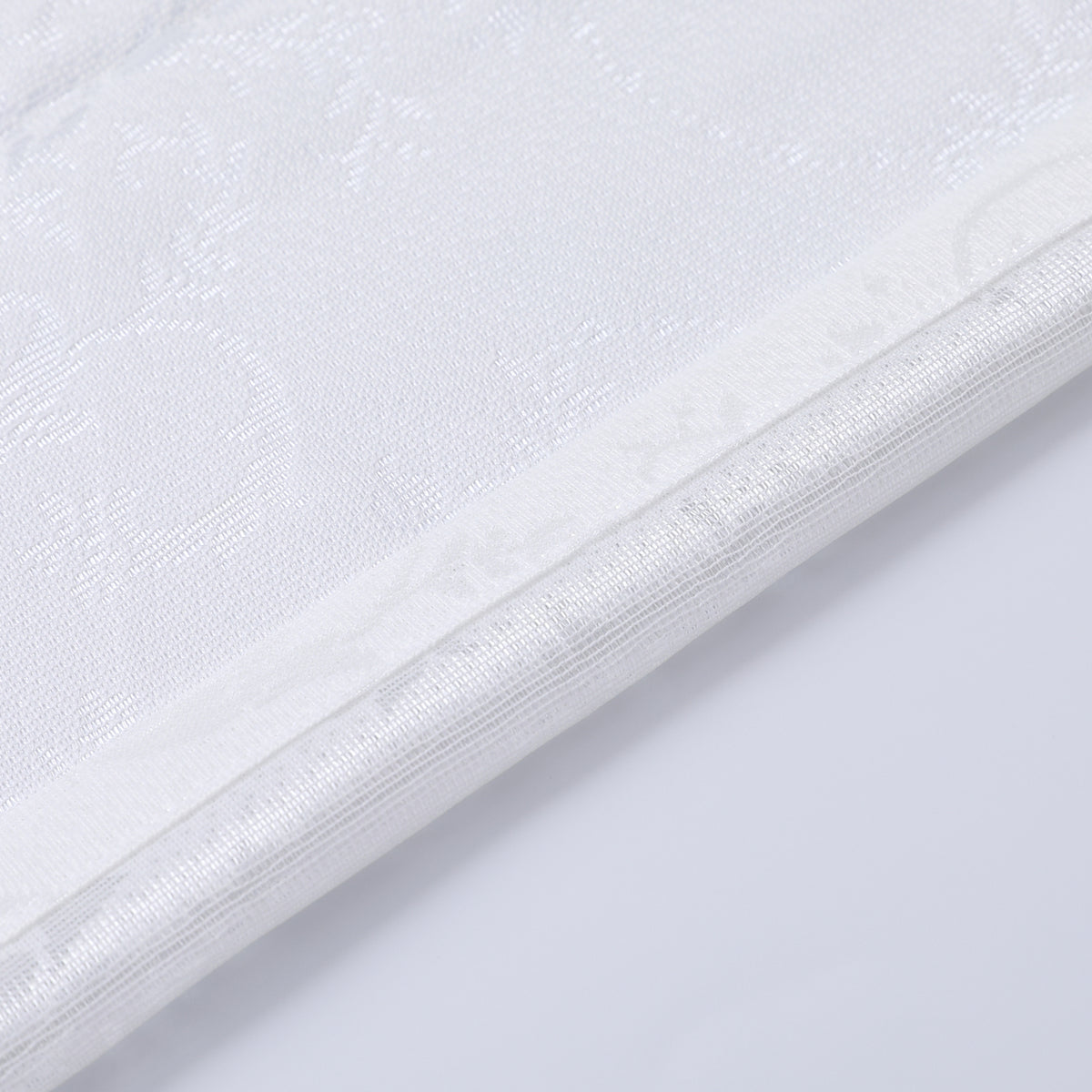 DL9530 is a flame-retardant, privacy-blocking, UV-cut, mirror lace curtain with a soft texture.