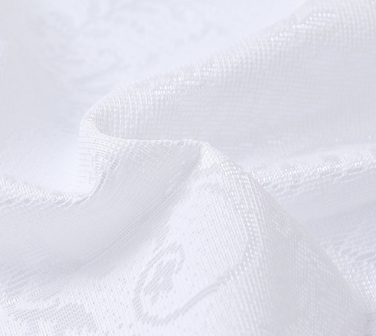 DL9530 is a flame-retardant, privacy-blocking, UV-cut, mirror lace curtain with a soft texture.