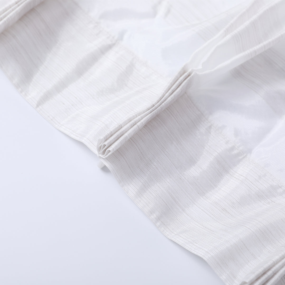 DL9530 is a flame-retardant, privacy-blocking, UV-cut, mirror lace curtain with a soft texture.