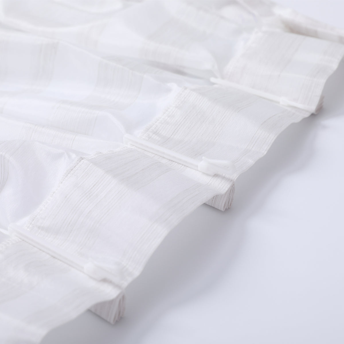 DL9530 is a flame-retardant, privacy-blocking, UV-cut, mirror lace curtain with a soft texture.