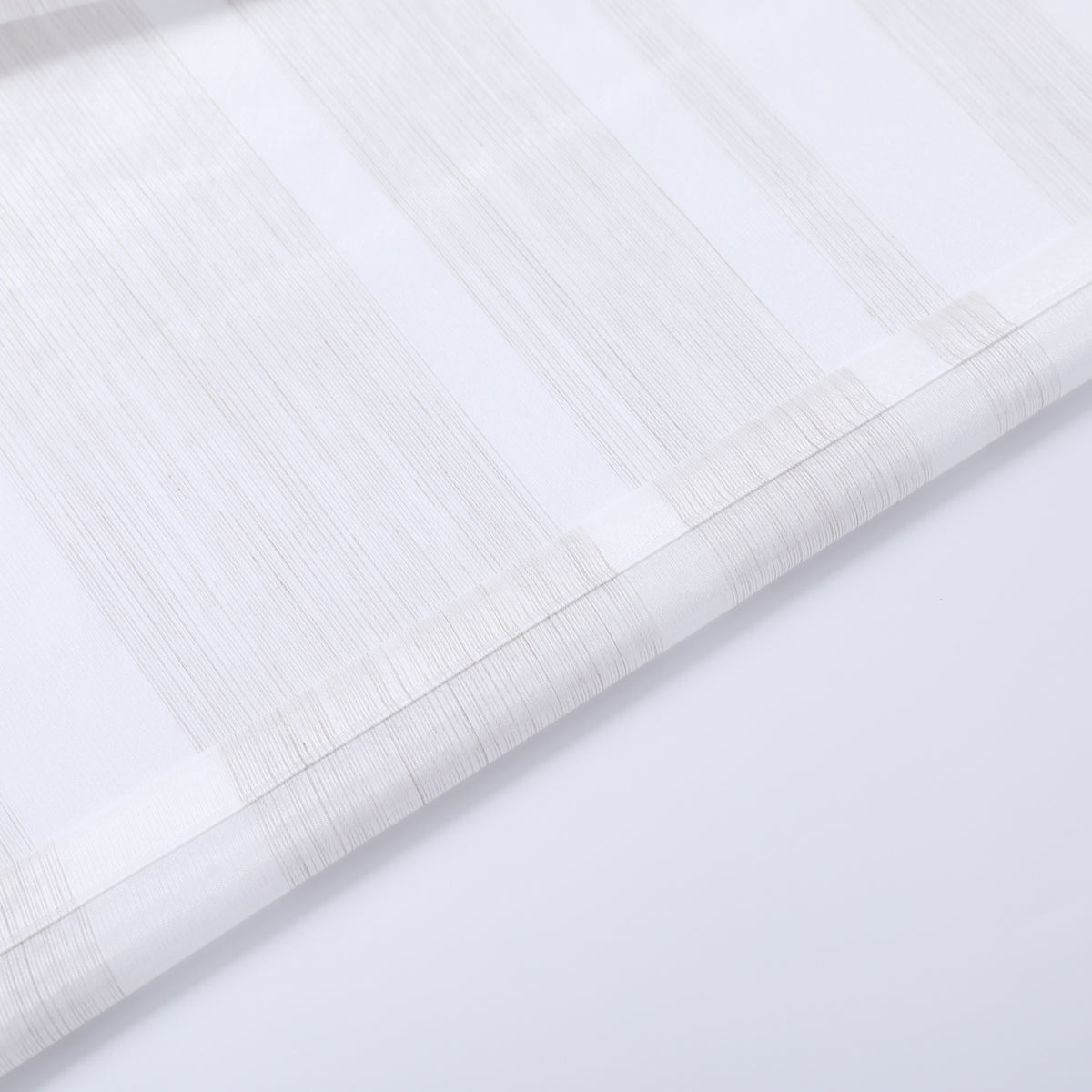 DL9530 is a flame-retardant, privacy-blocking, UV-cut, mirror lace curtain with a soft texture.