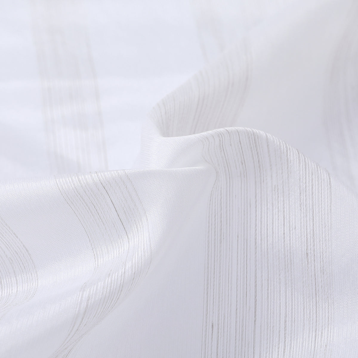 DL9530 is a flame-retardant, privacy-blocking, UV-cut, mirror lace curtain with a soft texture.