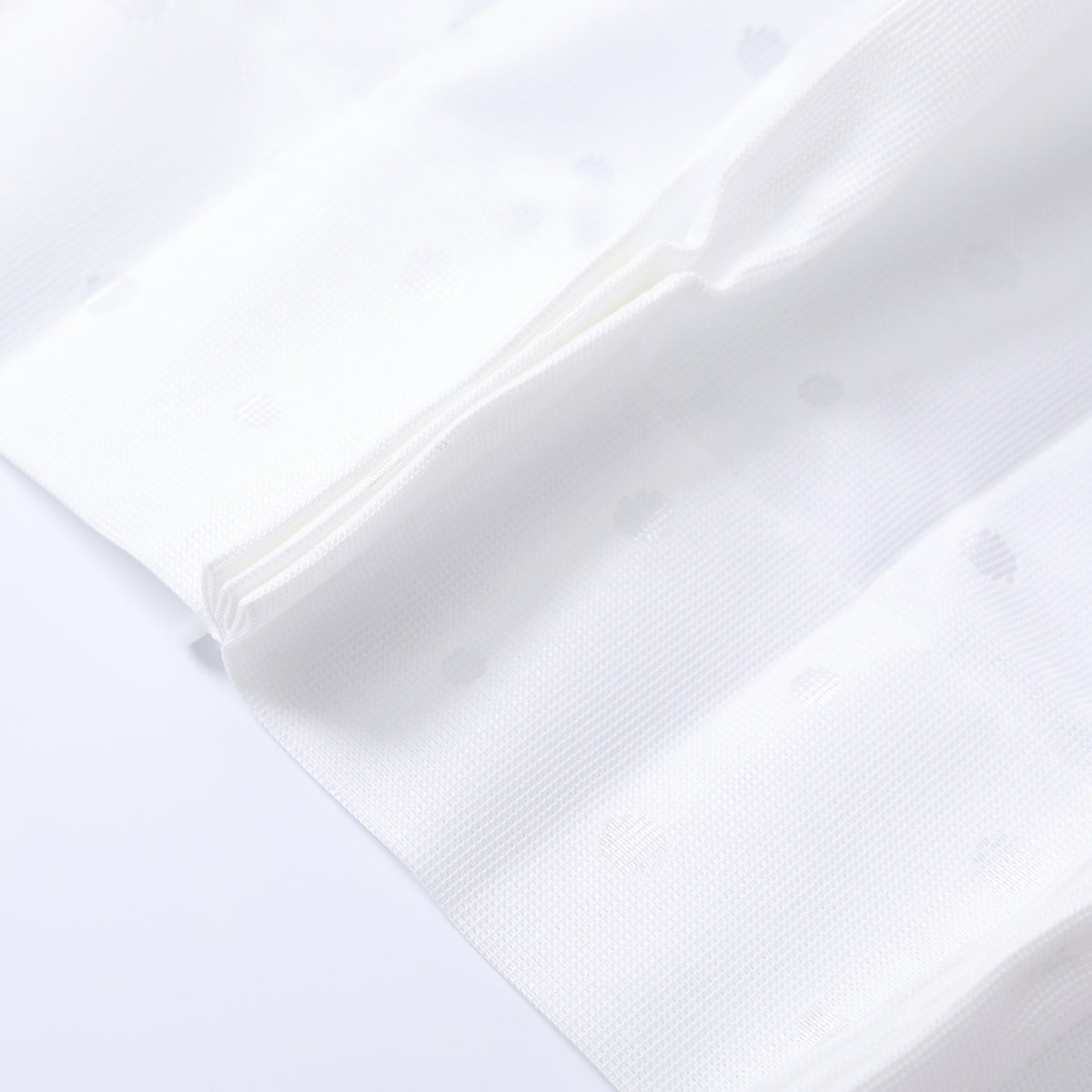 DL9530 is a flame-retardant, privacy-blocking, UV-cut, mirror lace curtain with a soft texture.