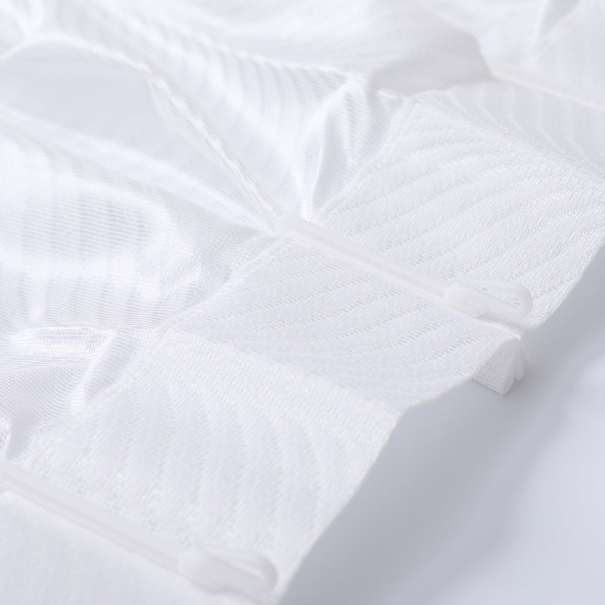 DL9530 is a flame-retardant, privacy-blocking, UV-cut, mirror lace curtain with a soft texture.
