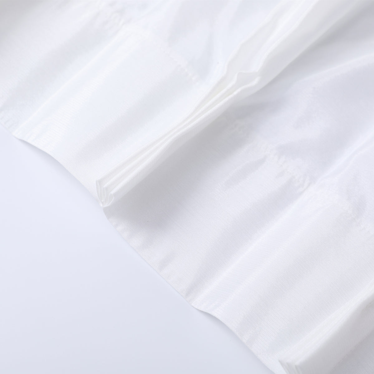 DL9530 is a flame-retardant, privacy-blocking, UV-cut, mirror lace curtain with a soft texture.
