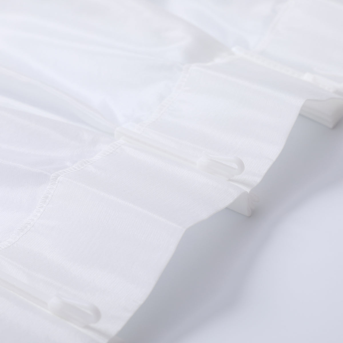 DL9530 is a flame-retardant, privacy-blocking, UV-cut, mirror lace curtain with a soft texture.