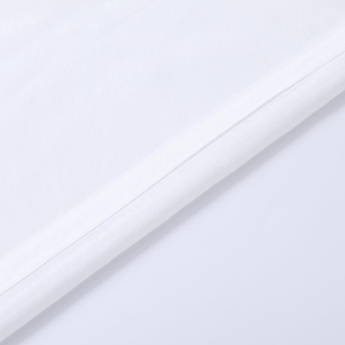 DL9530 is a flame-retardant, privacy-blocking, UV-cut, mirror lace curtain with a soft texture.