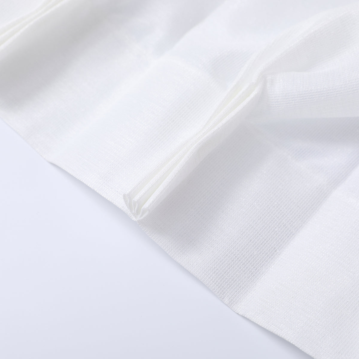 DL9530 is a flame-retardant, privacy-blocking, UV-cut, mirror lace curtain with a soft texture.