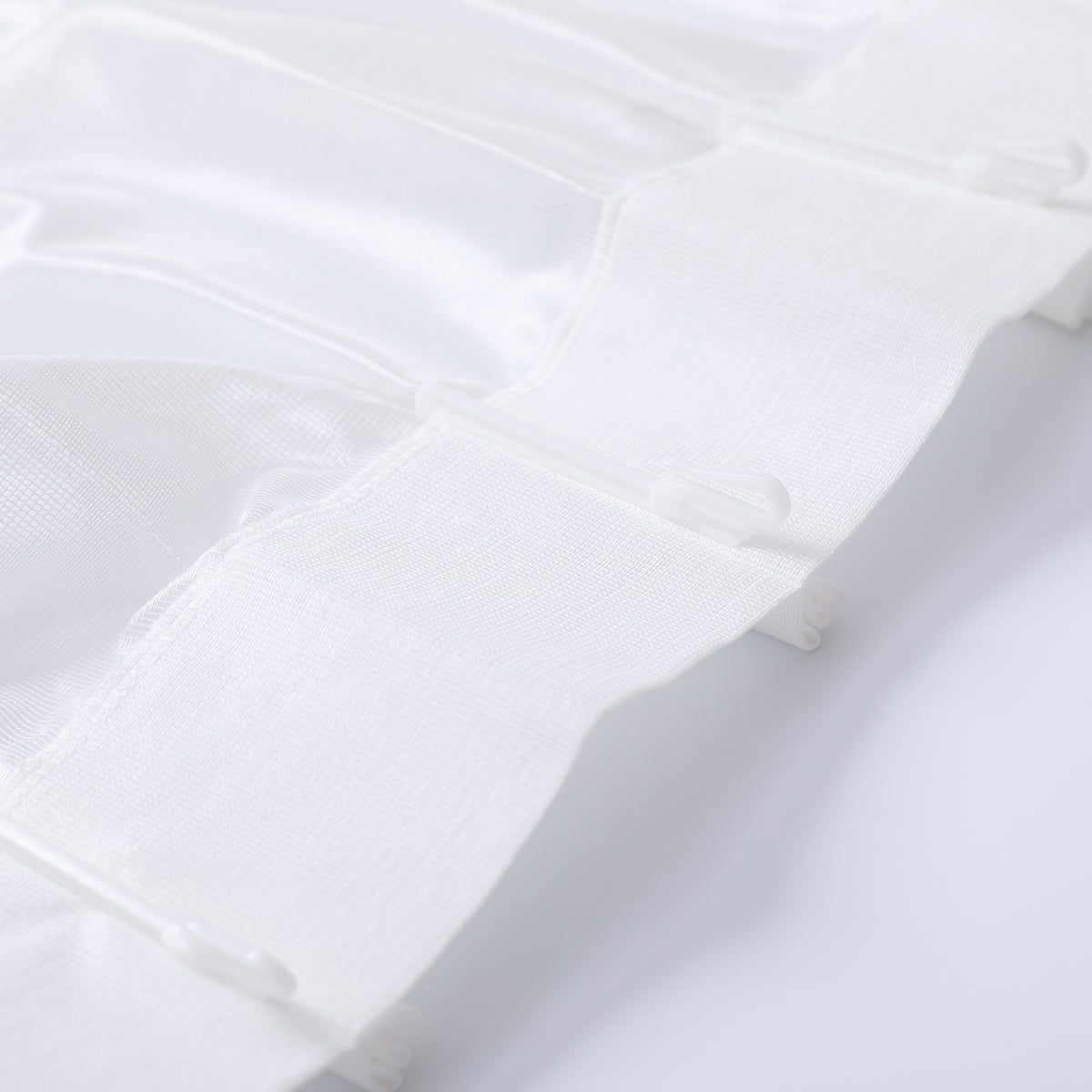 DL9530 is a flame-retardant, privacy-blocking, UV-cut, mirror lace curtain with a soft texture.