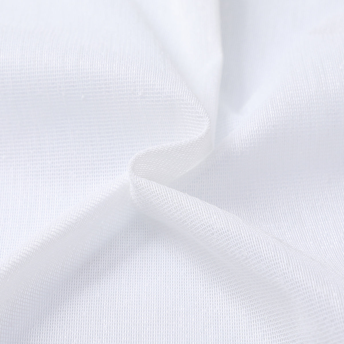 DL9530 is a flame-retardant, privacy-blocking, UV-cut, mirror lace curtain with a soft texture.