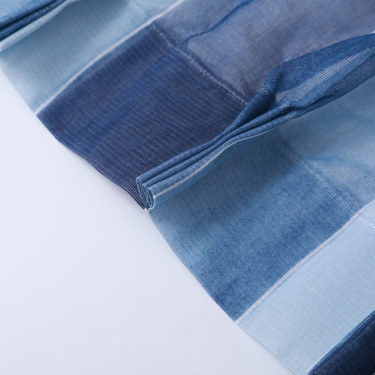 DL9530 is a flame-retardant, privacy-blocking, UV-cut, mirror lace curtain with a soft texture.