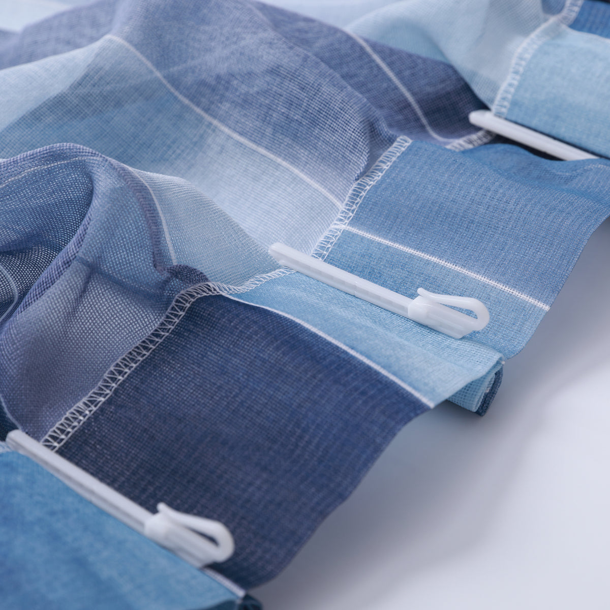DL9530 is a flame-retardant, privacy-blocking, UV-cut, mirror lace curtain with a soft texture.
