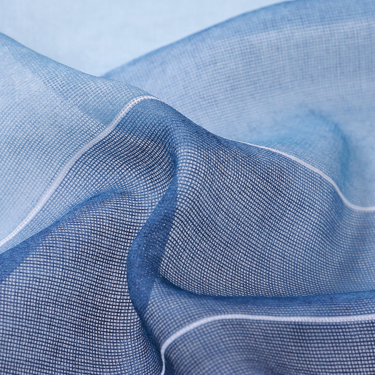 DL9530 is a flame-retardant, privacy-blocking, UV-cut, mirror lace curtain with a soft texture.