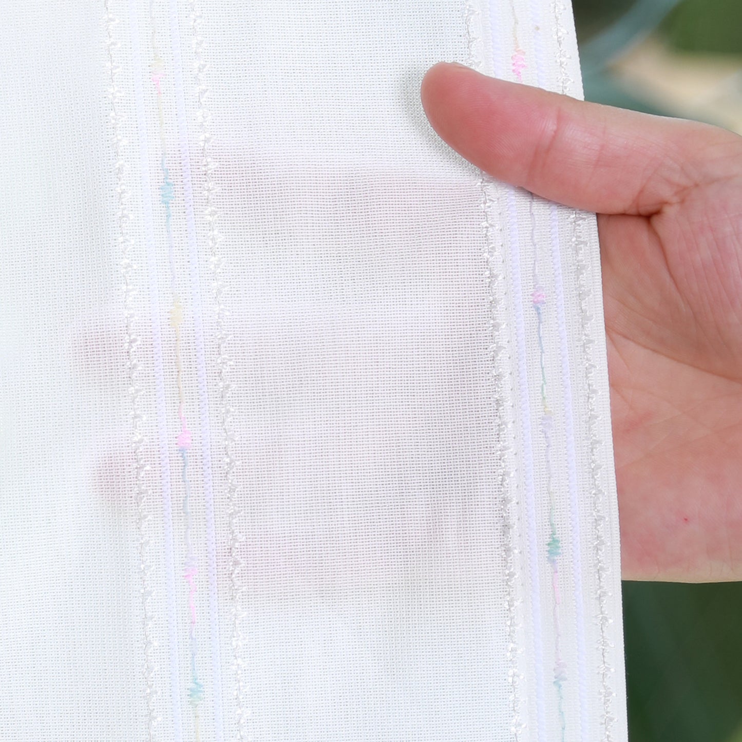 DL9530 is a flame-retardant, privacy-blocking, UV-cut, mirror lace curtain with a soft texture.