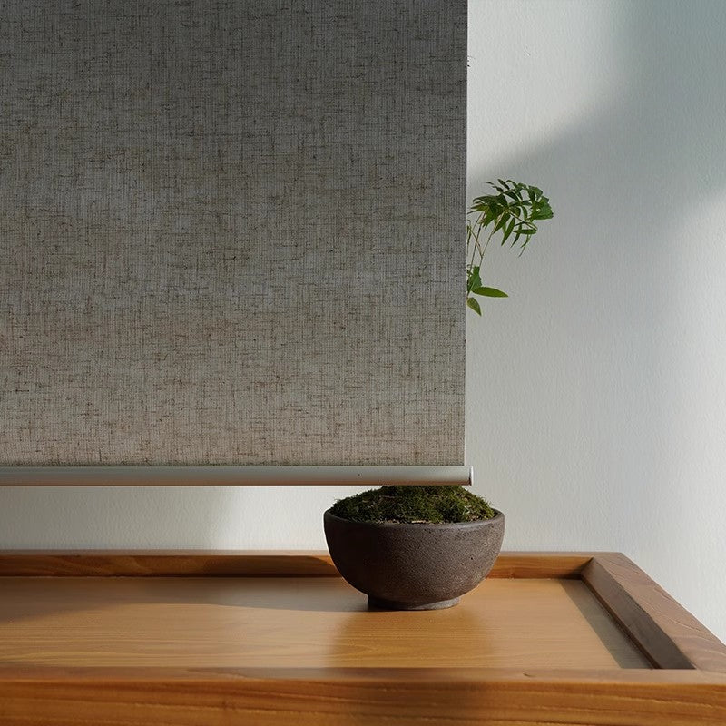 Japanese-style linen-style roller blinds available in three fabrics: light-transmitting, light-blocking, and complete light-blocking. Includes a tension-type front cover. Electric type also available.