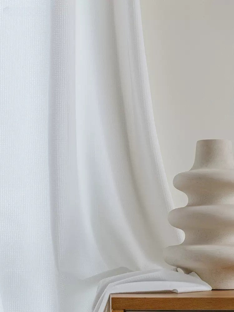 UV protection - Protects floors and furniture from sunburn - Prevents air from escaping - Energy saving/power saving - Insulation - Heat retention - Mirror lace - Light is let in, privacy is maintained - Machine washable