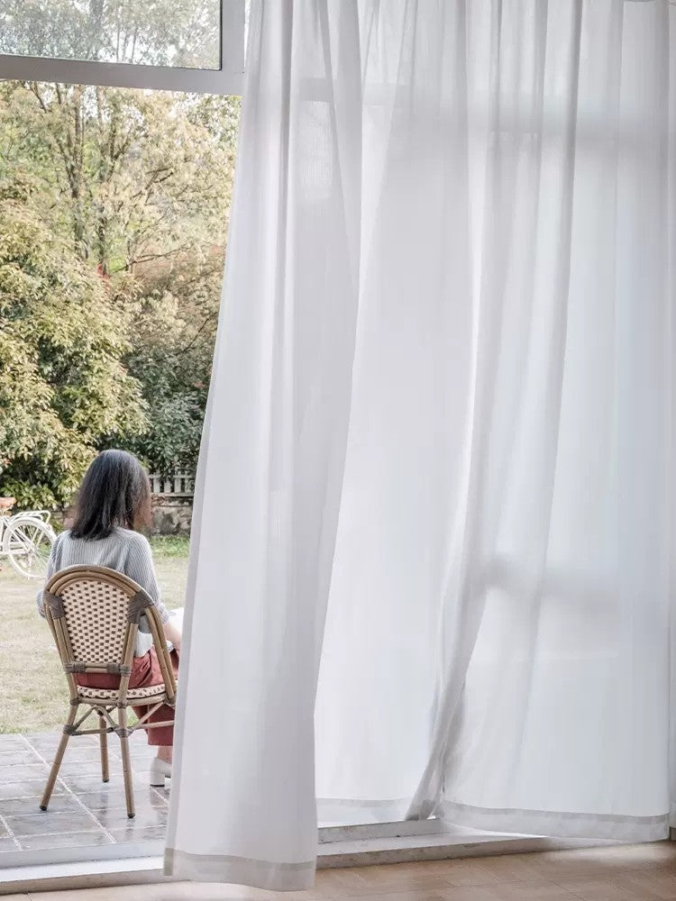 UV protection - Protects floors and furniture from sunburn - Prevents air from escaping - Energy saving/power saving - Insulation - Heat retention - Mirror lace - Light is let in, privacy is maintained - Machine washable