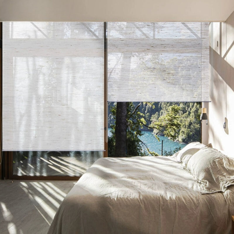 日式リネン風ロールスクリーン、採光、遮光、完全遮光の3種類の生地が選択可能。突っ張り式フロントカバー付き。電動タイプも自由に選択可能